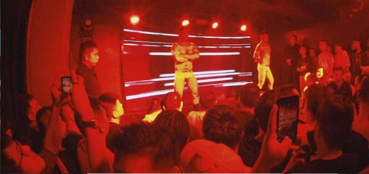 Los bailarines danzan en una tarima por las noches en el bar, discoteca y centro cultural Destination, el cual tiene como p&uacute;blico principal a los hombres.