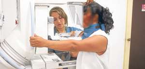 Los especialistas recomiendan practicarse una mamograf&iacute;a  anualmente a partir de los 40 a&ntilde;os. FOTO: CORTES&Iacute;A SALUD AL D&Iacute;A.