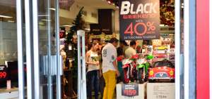 El centro de Guayaquil est&aacute; lleno de locales que promocionan atractivos descuentos por el Black Friday, actividad comercial que se desarrolla hoy.