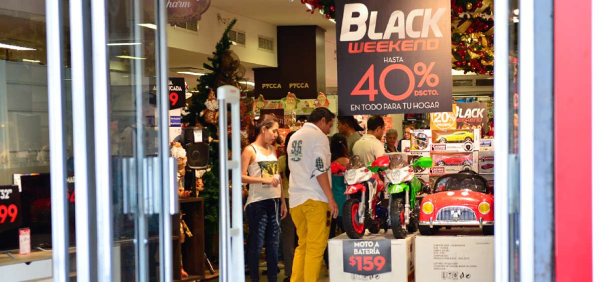 El centro de Guayaquil est&aacute; lleno de locales que promocionan atractivos descuentos por el Black Friday, actividad comercial que se desarrolla hoy.