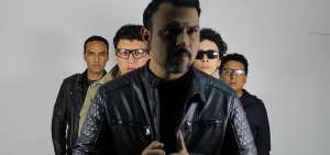 Danny Gal&aacute;n, en primer plano, vocalista y director de Mr. Monkey, escoltado por sus compa&ntilde;eros Carlos Ram&oacute;n, Paul Gal&aacute;n, Leonardo Gal&aacute;n y Fernando Mar&iacute;n.