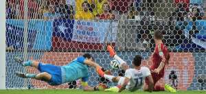 Eduardo Vargas rematando ante Iker Casillas para decretar el 1-0. Foto: AFP