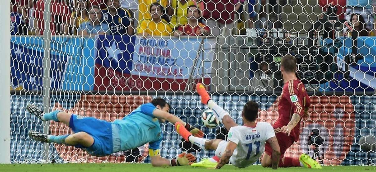Eduardo Vargas rematando ante Iker Casillas para decretar el 1-0. Foto: AFP