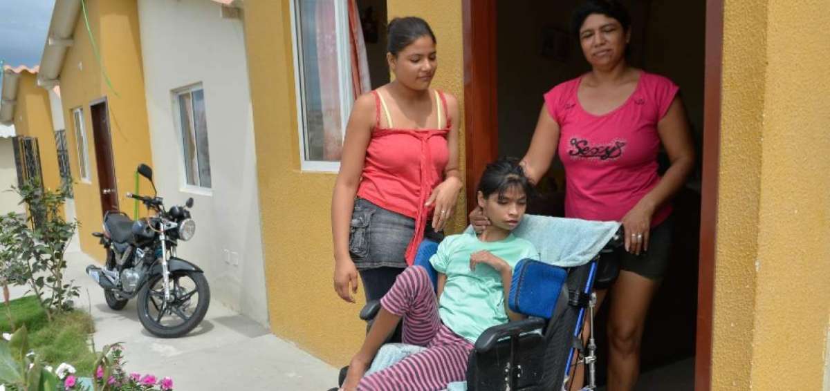 Las ayudas t&eacute;cnicas Manuela Espejo incluyeron una silla de ruedas para la movilidad de la menor.