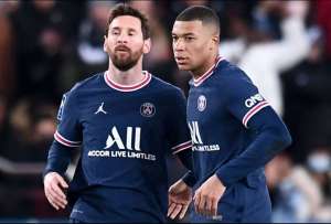 Lionel Messi junto a Kylian Mbappé, en un partido del París Saint Germain.