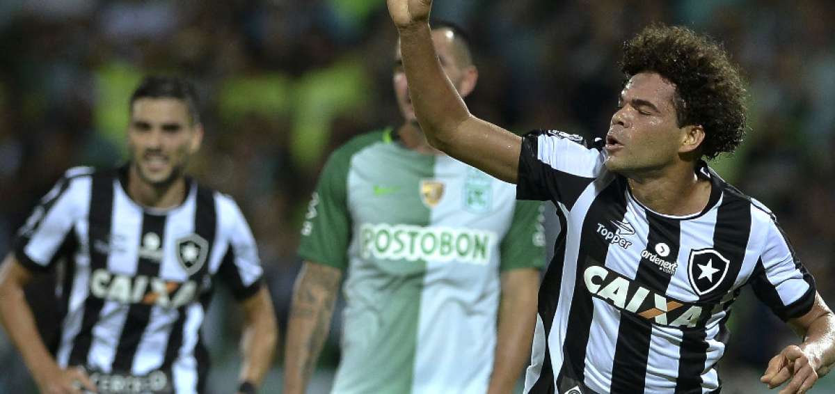 El Botafogo se impuso 2-0 ante Atl&eacute;tico Nacional y comparte la punta con el &lsquo;&Iacute;dolo&rsquo;. 