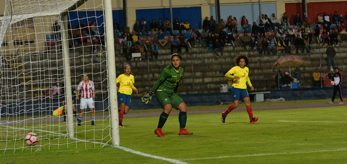 Las jugadoras ecuatorianas miran impotentes c&oacute;mo la pelota entra en el arco, durante el partido del mi&eacute;rcoles pasado contra Per&uacute;. 