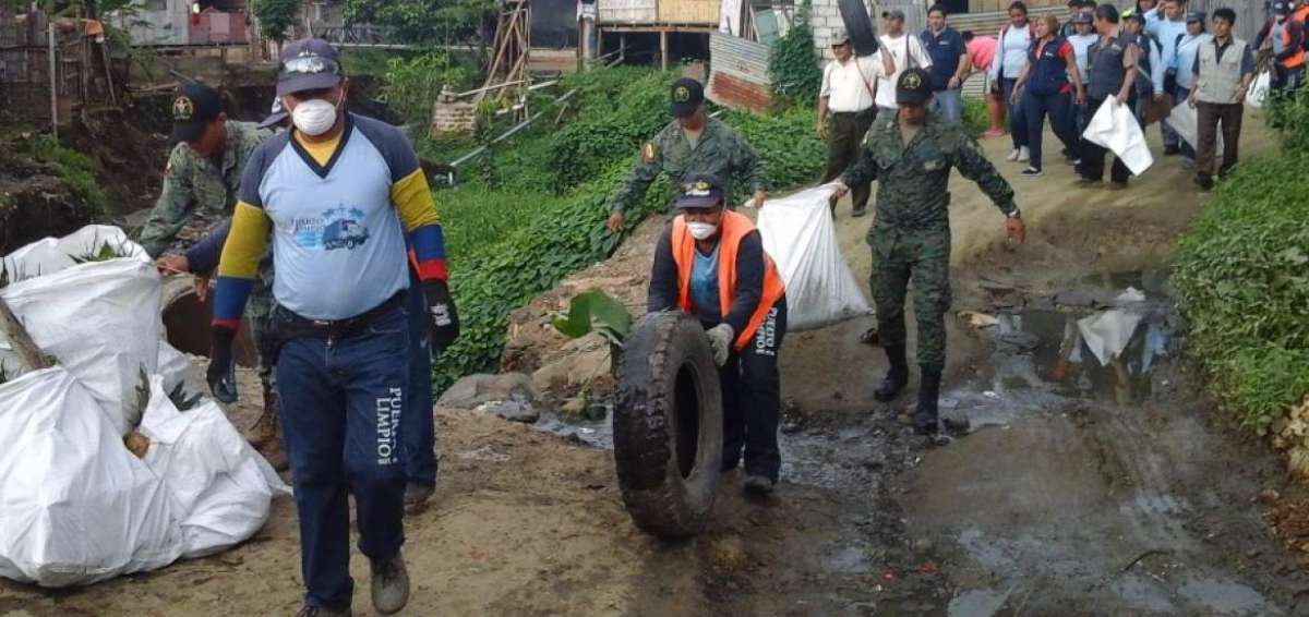 Los militares recorrieron las viviendas que son propensas a desarrollar el mosco vector y realizaron limpiezas. 