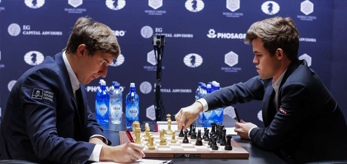 Sergey Karjakin y Magnus Carlsen durante el campeonato mundial de ajedrez, en noviembre de 2016, en el que Carlsen mantuvo el t&iacute;tulo. Volver&aacute;n a encontrarse en la octava ronda del Norway Chess, el 15 de julio.