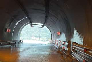 Debido a las lluvias la Prefectura de Pichincha decidió cerrar la vía Alóag-Unión del Toachi