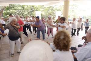 Varias actividades, como la pr&aacute;ctica de taichi en el parque lineal de Guayaquil, permiten que las personas de m&aacute;s edad mejoren su calidad de vida entre amigos. Foto: Karly Torres / El Tel&eacute;grafo