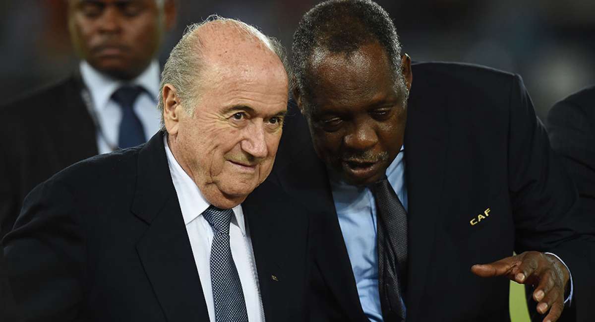 El 29 de mayo de 2015 Issa Hayatou (der.) conversa con &lsquo;Sepp&rsquo; Blatter durante las elecciones de la FIFA. Foto: AFP