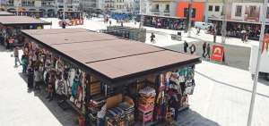 Los comerciantes de la plaza San Francisco, en Cuenca, lamentan que el sitio no cuente con parqueo, ba&ntilde;os e incluso plantas ornamentales.