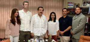 El alcalde de Guayaquil, Jaime Nebot recibi&oacute; a Todd Roll experto estadounidense considerado como el &ldquo;Embajador de la bicicleta&rdquo;, con quien abord&oacute; el tema relacionado con dicha actividad deportiva.