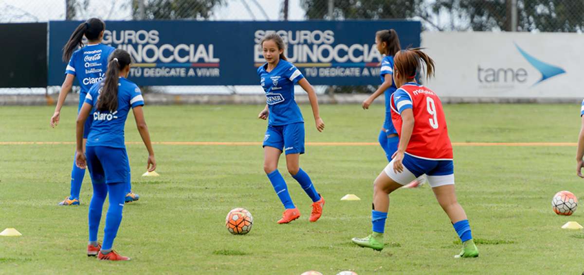 La delantera Arela J&aacute;come (centro) integra la preselecci&oacute;n sub-17 a sus 13 a&ntilde;os y act&uacute;a para el club Liga Amateur del campeonato femenino.
