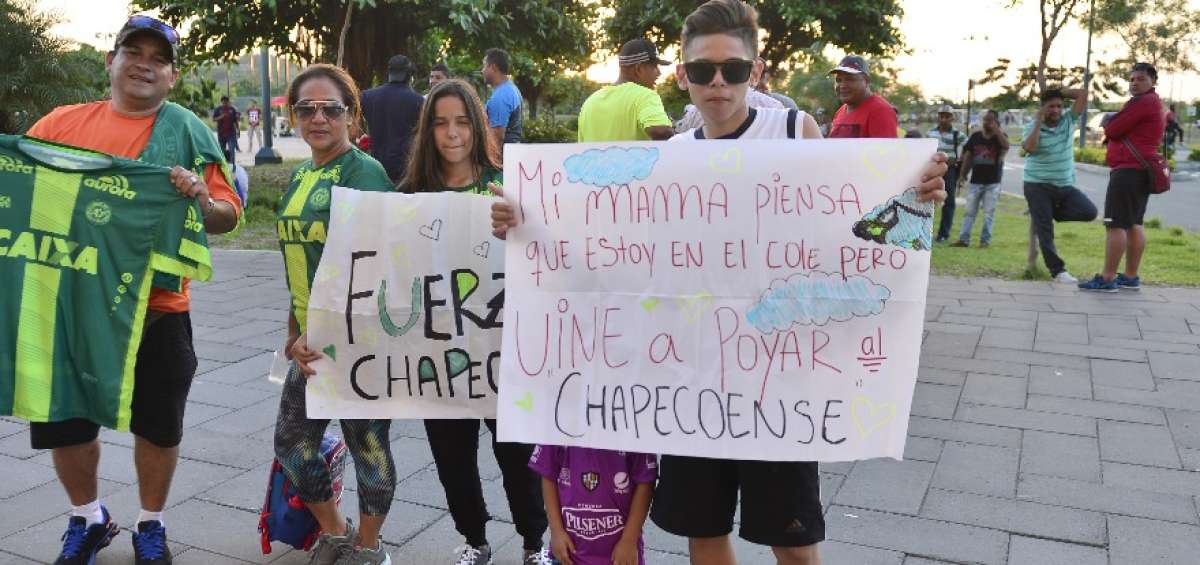 La familia Bologna Mor&aacute;n lleg&oacute; al &lsquo;Chucho&rsquo; Ben&iacute;tez con camisas del &lsquo;Chape&rsquo; y carteles con mensajes de apoyo.