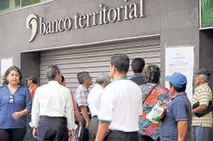 En 2013 la Superintendencia de Bancos suspendi&oacute; las operaciones del Banco Territorial. Foto: Archivo