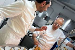 Camarón, plátano verde y chocolate fino de aroma cautivaron a chefs y expertos en Monza, Italia, posicionando a Ecuador como una potencia gastronómica.