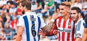Antoine Griezmann (c), del Atl&eacute;tico de Madrid, se salud&oacute; con sus excompa&ntilde;eros del Real Sociedad, la tarde de ayer en el estadio Anoeta. AFP