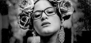 Mar Rend&oacute;n empez&oacute; en la m&uacute;sica a los ocho a&ntilde;os, pero hace dos particip&oacute; en Ecuador Tiene Talento, donde demostr&oacute; su capacidad vocal y estilo rockero.
