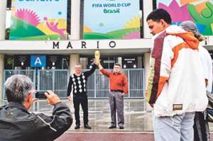 Los turistas aprovechan los d&iacute;as previos al Mundial para visitar el estadio m&aacute;s importante del pa&iacute;s, el Maracan&aacute;, antes del primer juego en este escenario. Foto: AFP.