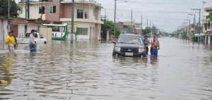 Varias calles de la capital orense quedaron convertidas en r&iacute;os y los due&ntilde;os de veh&iacute;culos tuvieron que cruzarlas guiados por ciudadanos que iban a pie.
