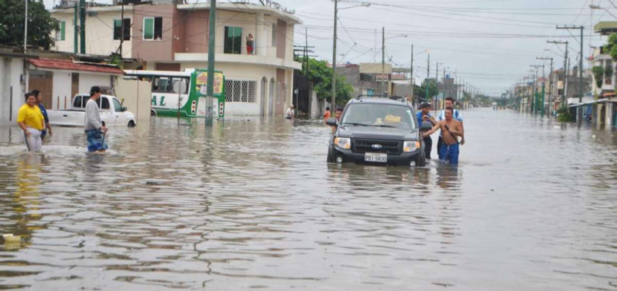Varias calles de la capital orense quedaron convertidas en r&iacute;os y los due&ntilde;os de veh&iacute;culos tuvieron que cruzarlas guiados por ciudadanos que iban a pie.