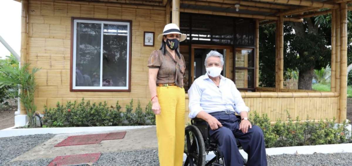 Tejedores del sombrero de paja toquilla y personas con discapacidad recibieron las llaves de su casa. 