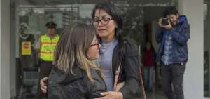 Yadira Labanda, madre de Angie Carrillo, se retira de la Corte Provincial de Pichincha. 