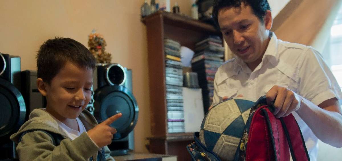 &Eacute;dgar Villac&iacute;s alista a su hijo para llevarlo a la guarder&iacute;a.