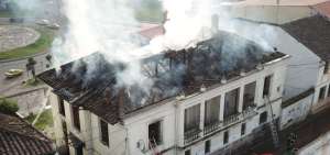 El incendio ocasion&oacute; da&ntilde;os en la cubierta de la vivienda, compuesta principalmente de madera y teja.