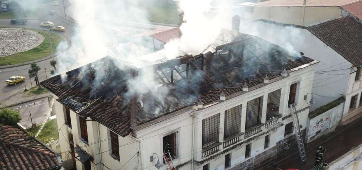 El incendio ocasion&oacute; da&ntilde;os en la cubierta de la vivienda, compuesta principalmente de madera y teja.