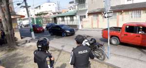 Dos polic&iacute;as motorizados permanecen en la zona que ocurri&oacute; el femicidio en la manzana D-12 de la ciudadela Las Acacias, en el sur de Guayaquil.