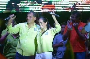 Miles de simpatizantes de Alianza Pa&iacute;s y Centro Democr&aacute;tico acompa&ntilde;aron a los candidatos a la Alcald&iacute;a de Guayaquil y Prefectura del Guayas, quienes estuvieron junto al presidente de Ecuador Rafael Correa. Foto: Jos&eacute; Mor&aacute;n / El Tel&eacute;grafo.