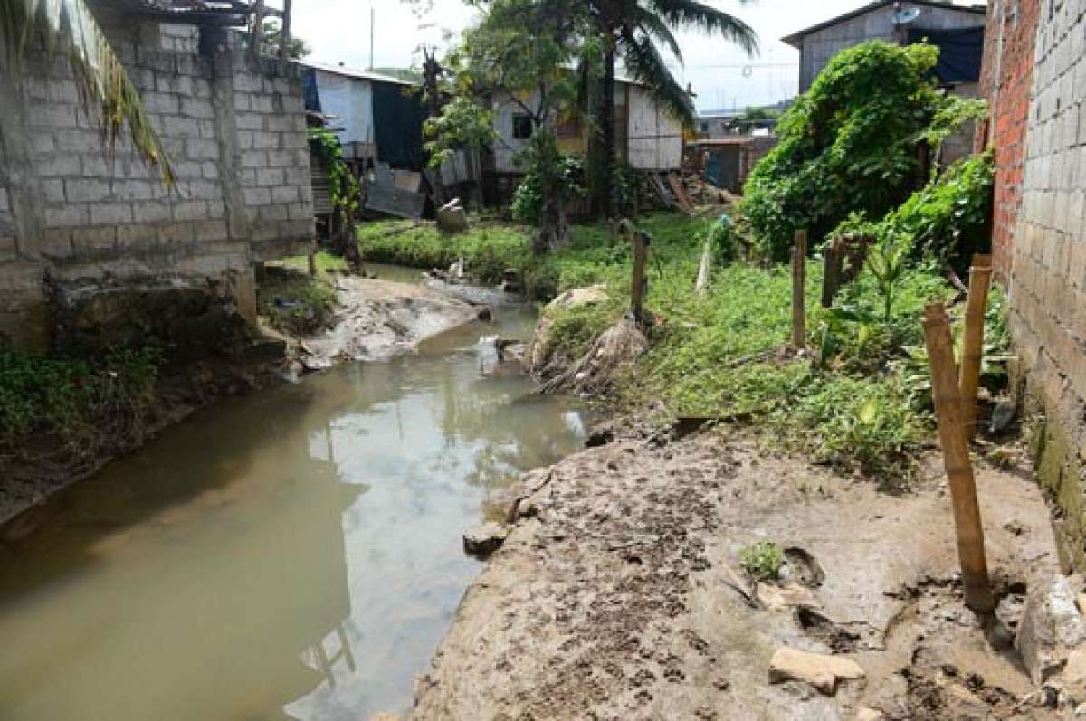 Las casas de Nueva Prosperina se inundan porque una zanja colapsa con las lluvias. FOTO: CARINA ACOSTA.