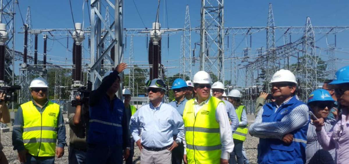 Autoridades durante el recorrido por las instalaciones de  la subestaci&oacute;n el&eacute;ctrica Shushufindi.