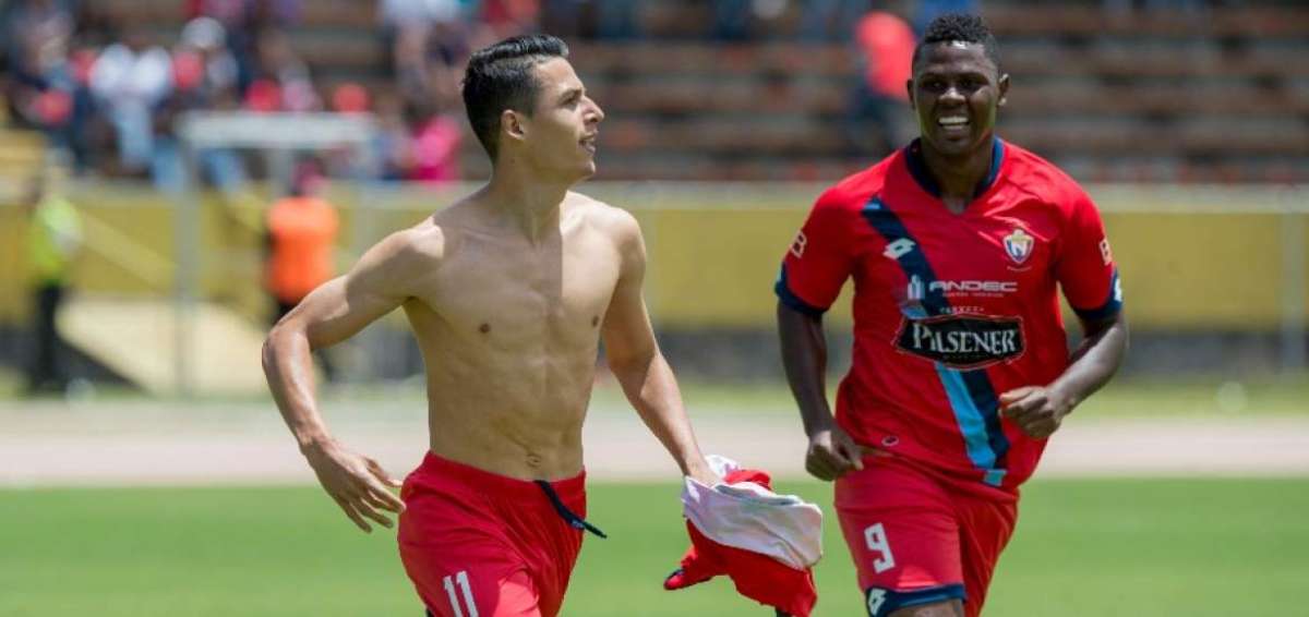 El delantero Manuel Balda (izq.) celebra su primer gol en el f&uacute;tbol ecuatoriano junto a Marlon De Jes&uacute;s.