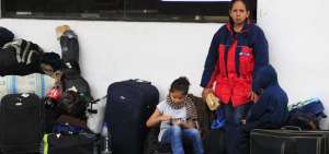Venezolanos esperan para cruzar el paso fronterizo entre Ecuador y Per&uacute;, en la zona fronteriza de Huaquillas.