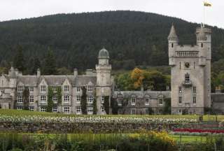 Familiares cercanos de la reina Isabel se reúnen en el castillo de Balmoral