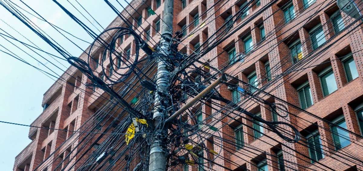 El aumento de la oferta de sistemas de telecomunicaciones ha incrementado la acumulaci&oacute;n de cables.