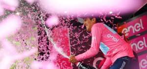 Richar Carapaz luce la Maglia Rosa, la camiseta del l&iacute;der del Giro de Italia.