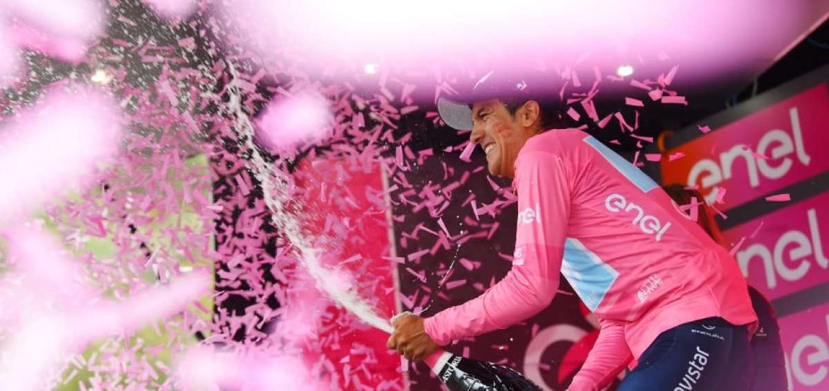 Richar Carapaz luce la Maglia Rosa, la camiseta del l&iacute;der del Giro de Italia.