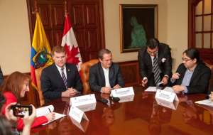 Ren&eacute; Ram&iacute;rez (d), Secretario de Educaci&oacute;n Superior, Ciencia, Tecnolog&iacute;a e Innovaci&oacute;n suscribi&oacute; un convenio de cooperaci&oacute;n acad&eacute;mica con Canad&aacute;. Foto: Canciller&iacute;a 