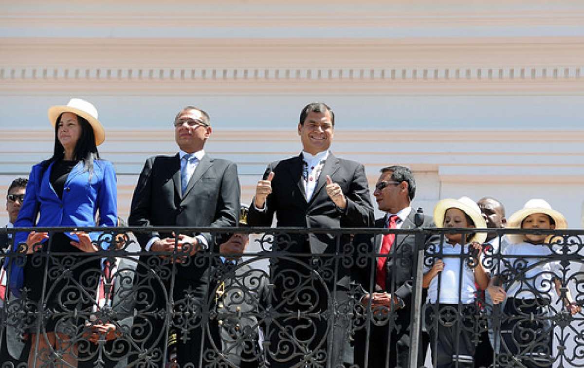 El presidente Rafael Correa, durante el cambio de guardia de la escolta presidencial Granaderos de Tarqui, con la asistencia de cientos de simpatizantes. Foto: Presidencia