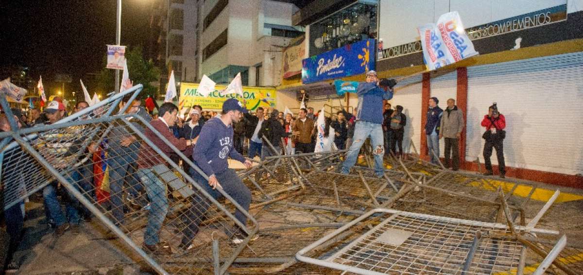 En los exteriores del CNE en Quito se registraron desmanes. 