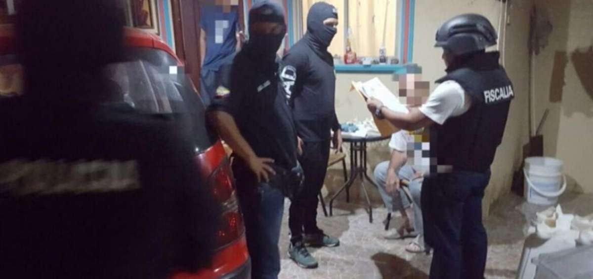 Agentes de Fiscal&iacute;a ejecutaron un operativo en varias ciudades, este jueves. 