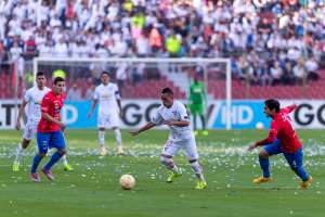 H&oacute;lger Matamoros (c) ser&aacute; el enganche de Liga para buscar a los goleadores Diego Morales y Luis Congo. Foto: Archivo