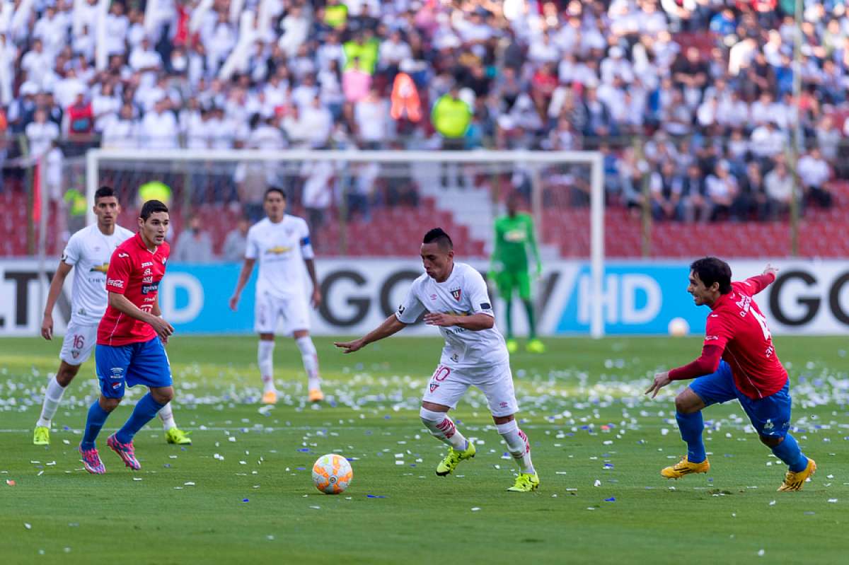 H&oacute;lger Matamoros (c) ser&aacute; el enganche de Liga para buscar a los goleadores Diego Morales y Luis Congo. Foto: Archivo
