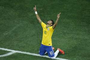Neymar pasa de largo a Valencia, Benzema, Van Persie, Robben y M&uuml;ller