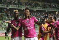 Billy Arce celebra su gol ante América Mineiro, en Brasil